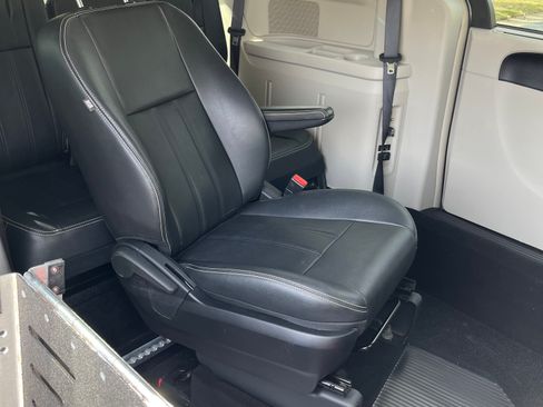 Used 2016 Chrysler Town & Country Touring image 6