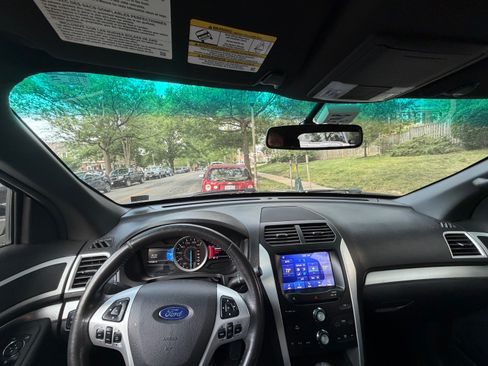 Used 2015 Ford Explorer XLT w/ Equipment Group 201B AWD/4WD image 10