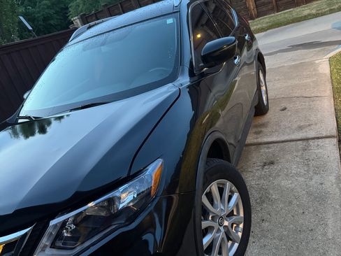 Used 2017 Nissan Rogue SV image 2