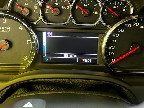 Used 2020 Chevrolet Suburban LT w/ Luxury Package AWD/4WD image 6