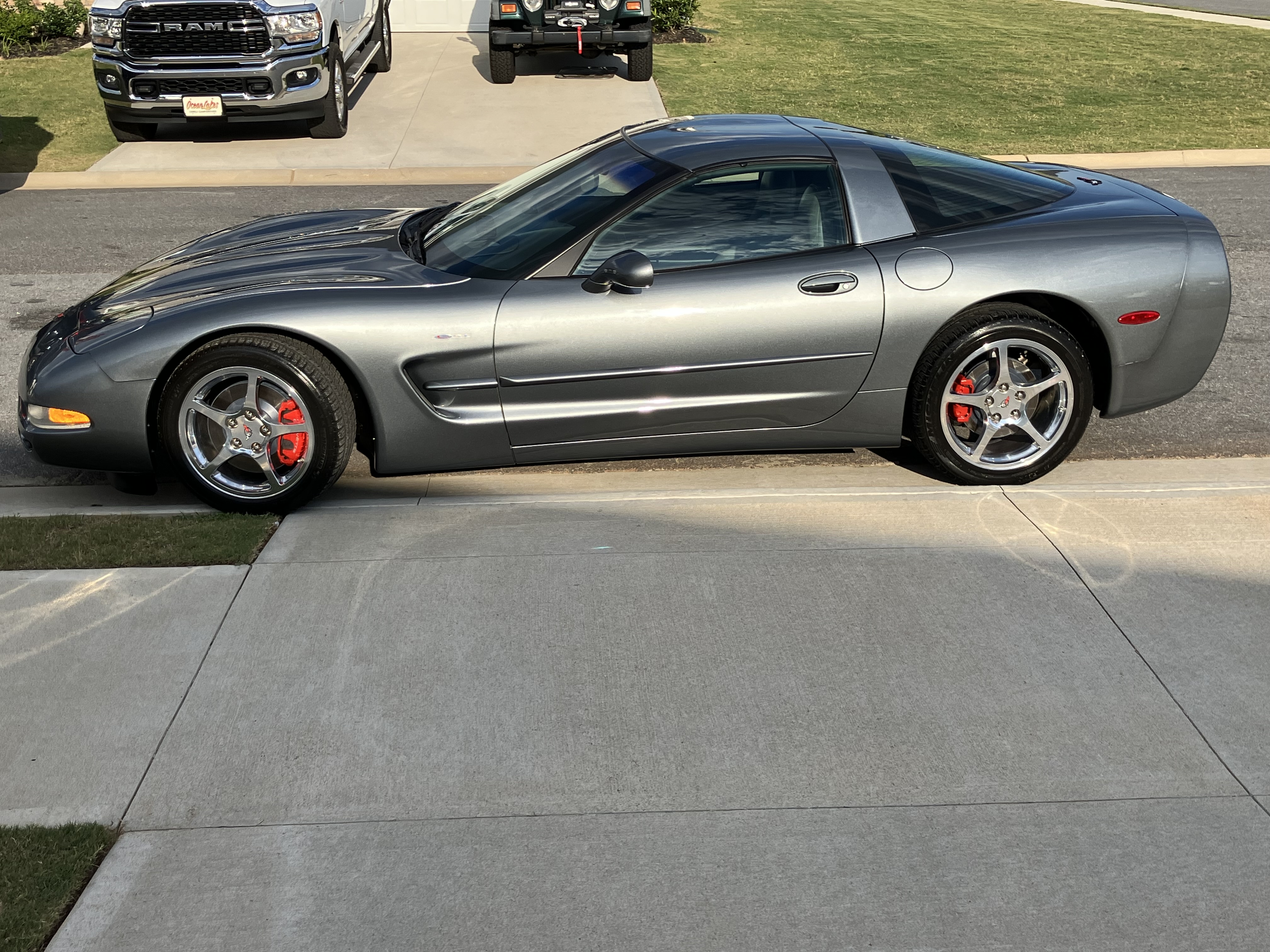 Used 2004 Chevrolet Corvette Coupe w/ Roof Package RWD image 2