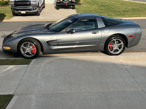 Used 2004 Chevrolet Corvette Coupe w/ Roof Package RWD image 2