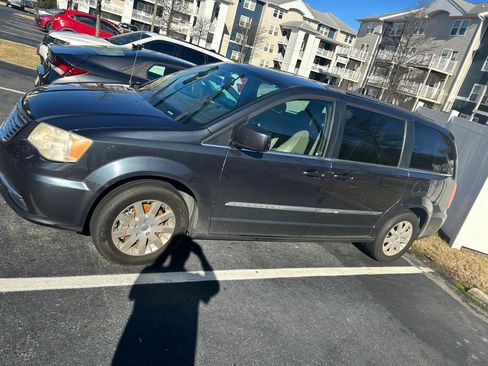 Used 2014 Chrysler Town & Country Touring image 3