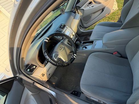Used 2010 Toyota Camry LE FWD image 6