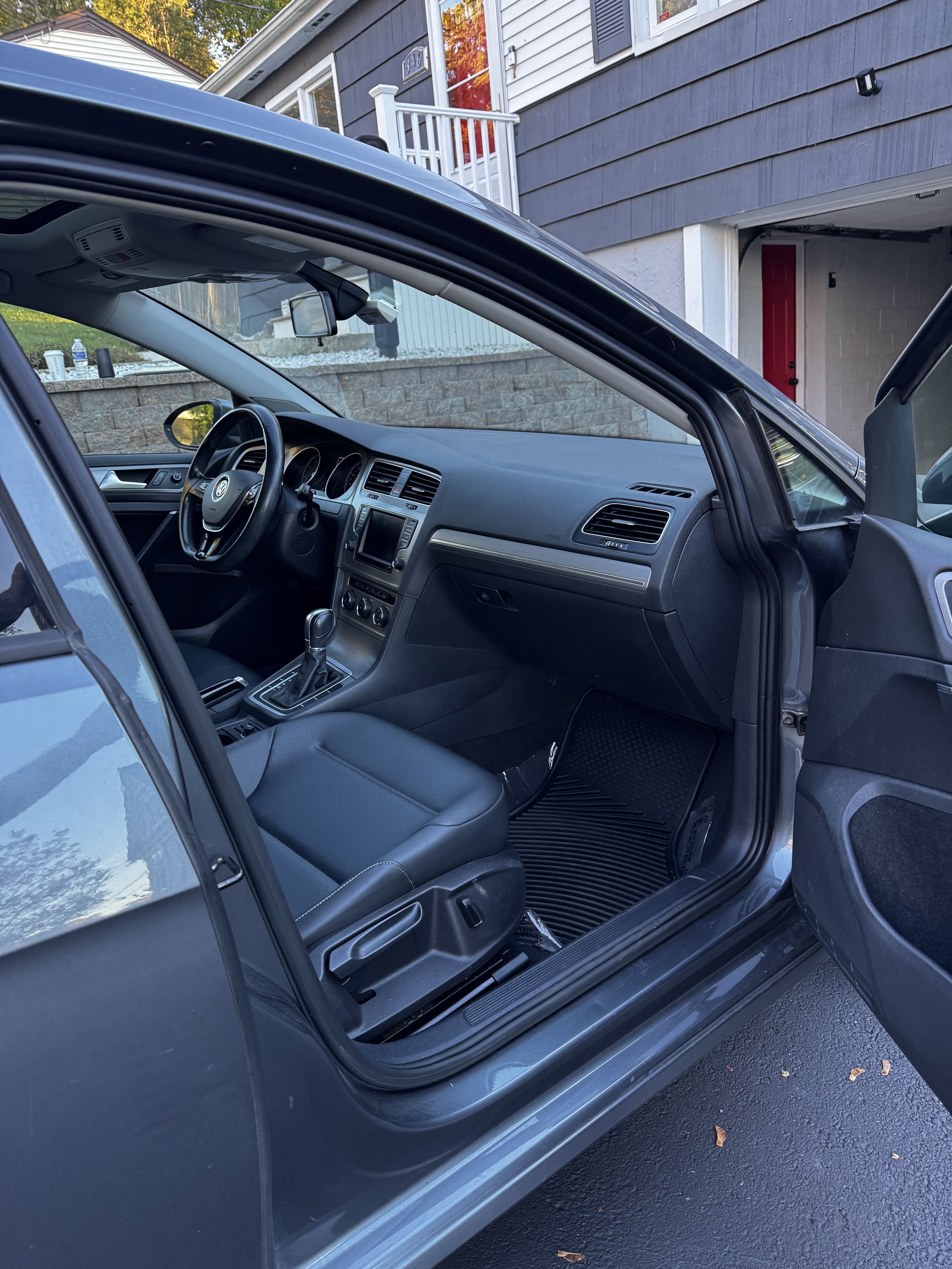 Used 2016 Volkswagen Golf SE w/ Lighting Package FWD image 17