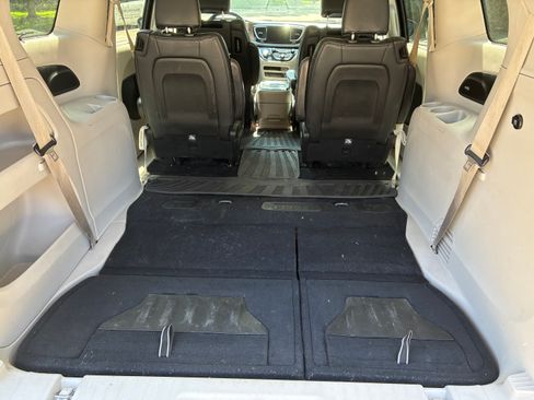 Used 2018 Chrysler Pacifica Touring-L Plus w/ Advanced Safetytec Group FWD image 16