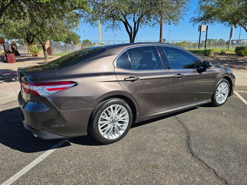 Used 2018 Toyota Camry XLE image 8