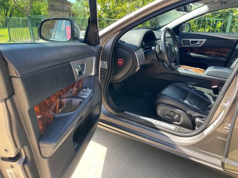 Used 2011 Jaguar XF image 11