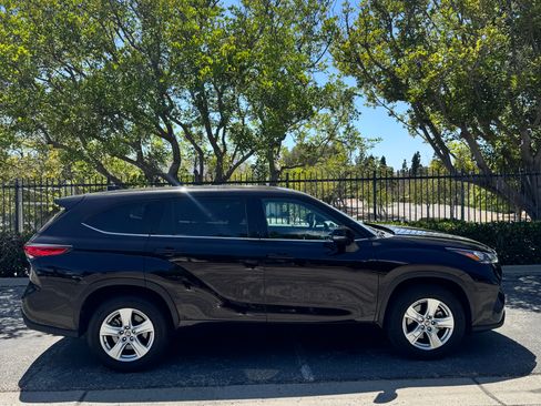 Used 2020 Toyota Highlander L FWD image 1