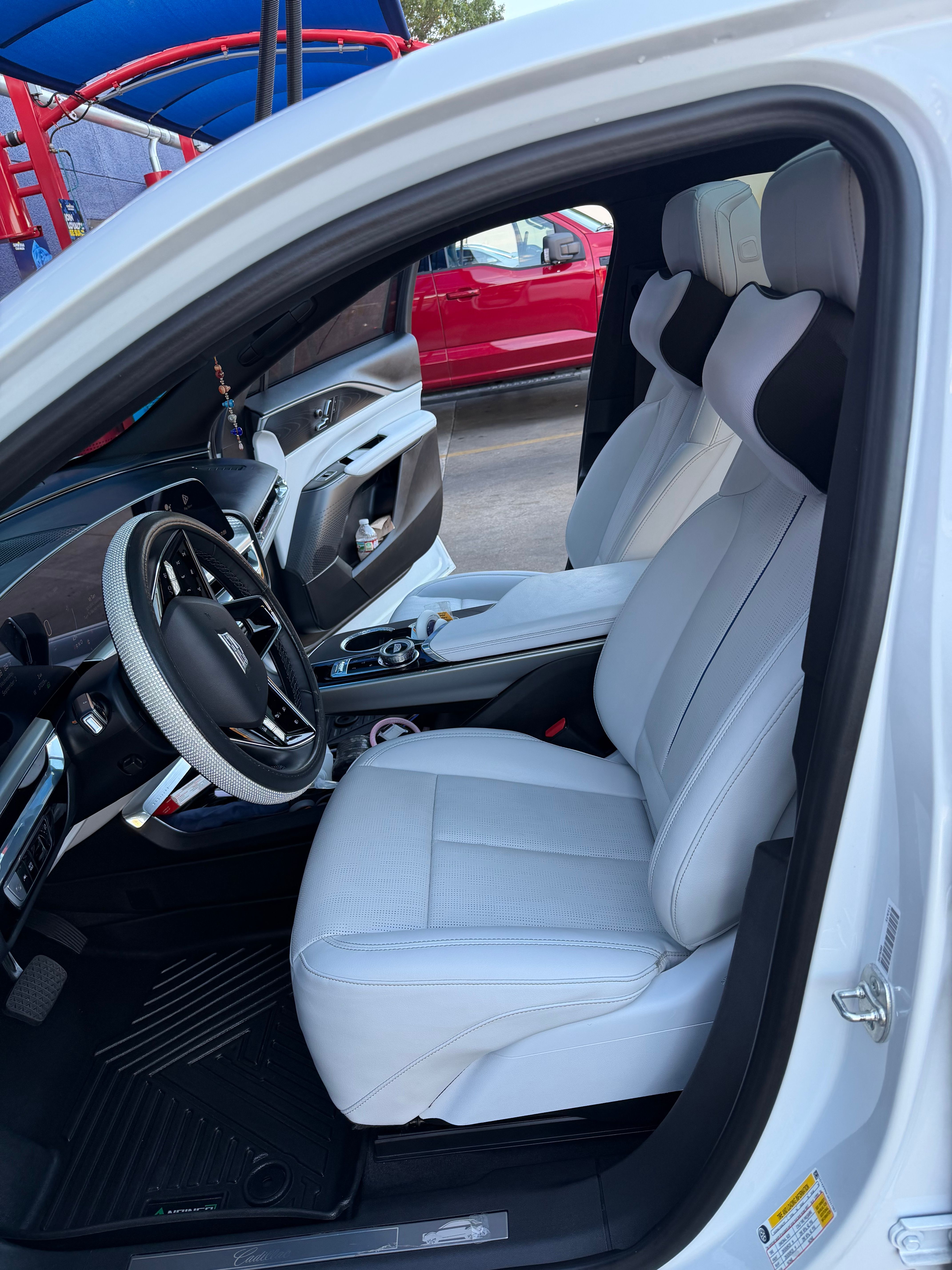 Used 2024 Cadillac Lyriq Luxury RWD image 5