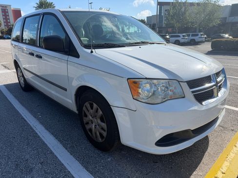 Used 2014 Dodge Grand Caravan American Value Package w/ UConnect Hands-Free Group FWD image 2