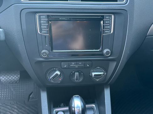 Used 2017 Volkswagen Jetta SE image 6