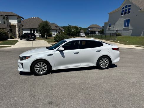 Used 2018 Kia Optima S FWD image 2