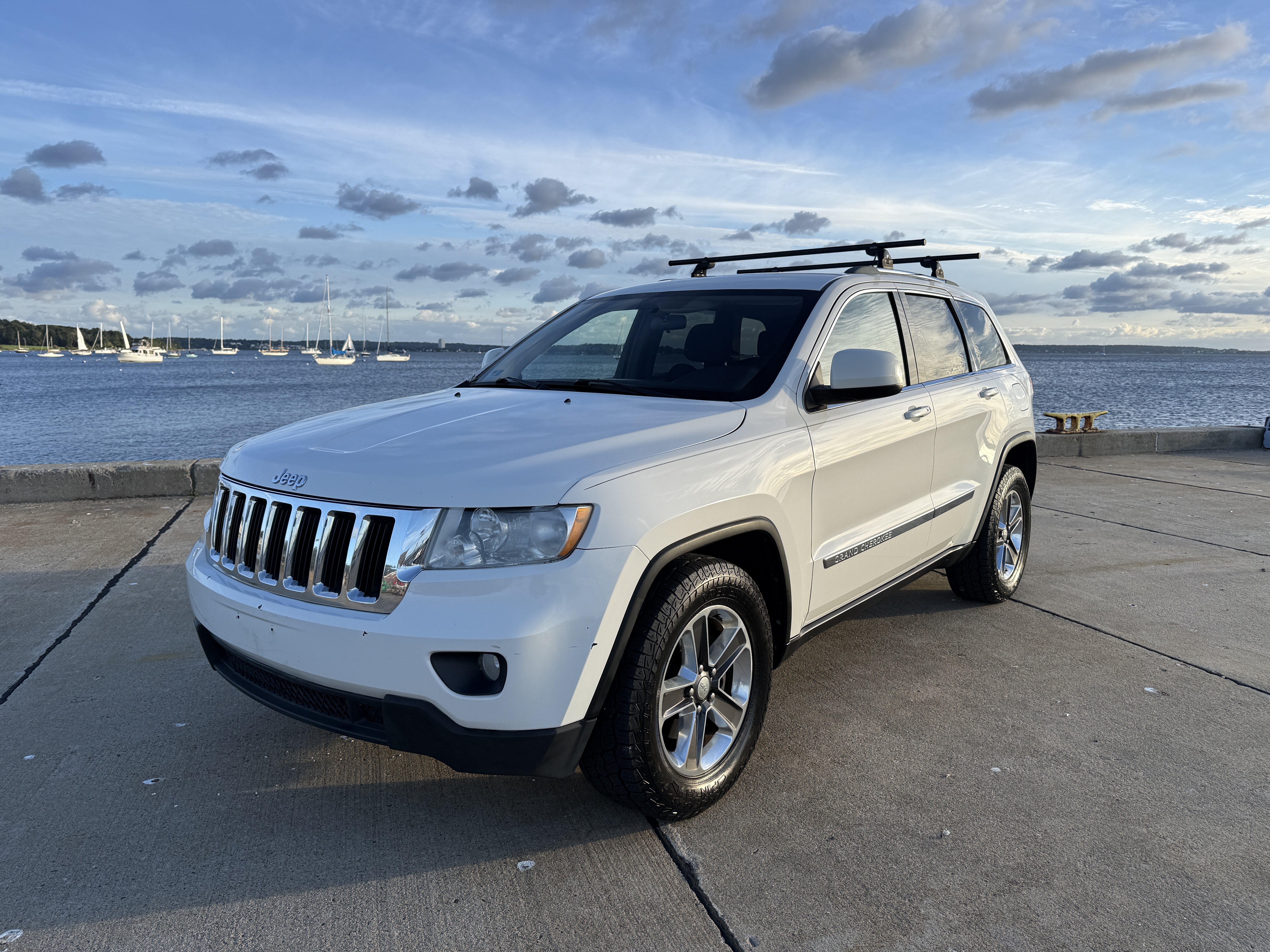 Used 2011 Jeep Grand Cherokee Laredo AWD/4WD image 1
