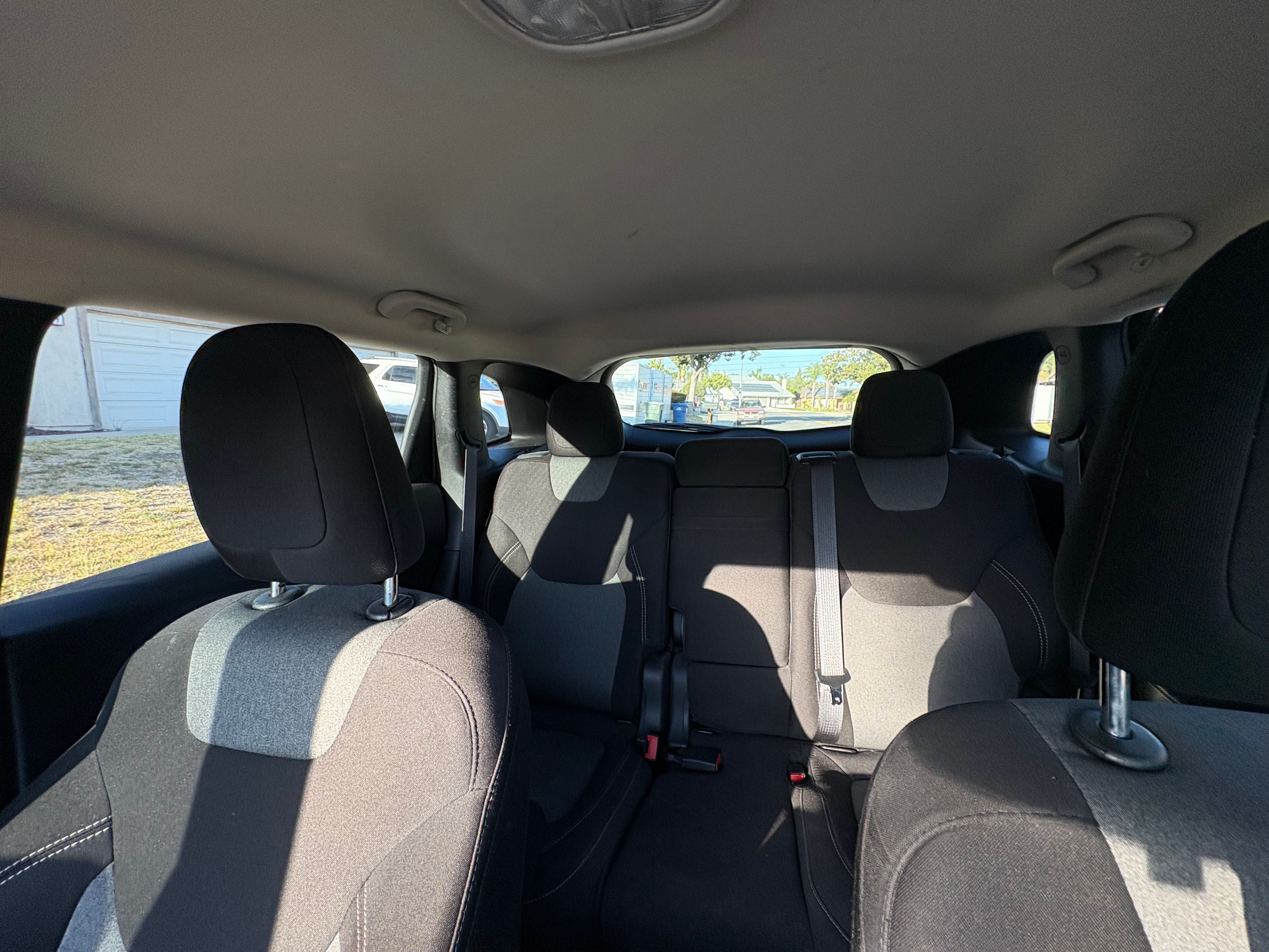 Used 2015 Jeep Cherokee Sport FWD image 11