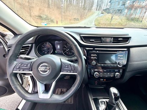 Used 2017 Nissan Rogue SV image 11