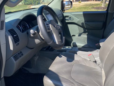 Used 2014 Nissan Frontier SL w/ SL Moonroof Package AWD/4WD image 5