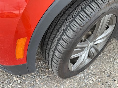 Used 2018 Volkswagen Tiguan SEL Premium image 9