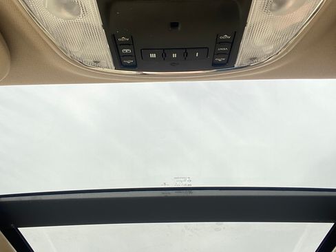 Used 2017 Jeep Grand Cherokee Overland w/ Jeep Active Safety Group RWD image 9