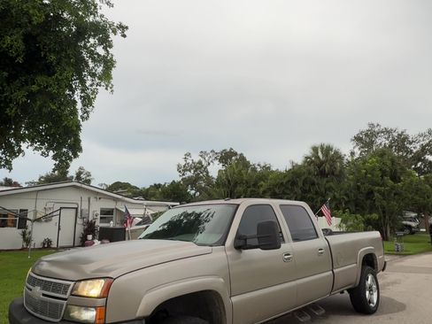 Used 2005 Chevrolet Silverado 2500 LT w/ Heavy-Duty Power Package image 5