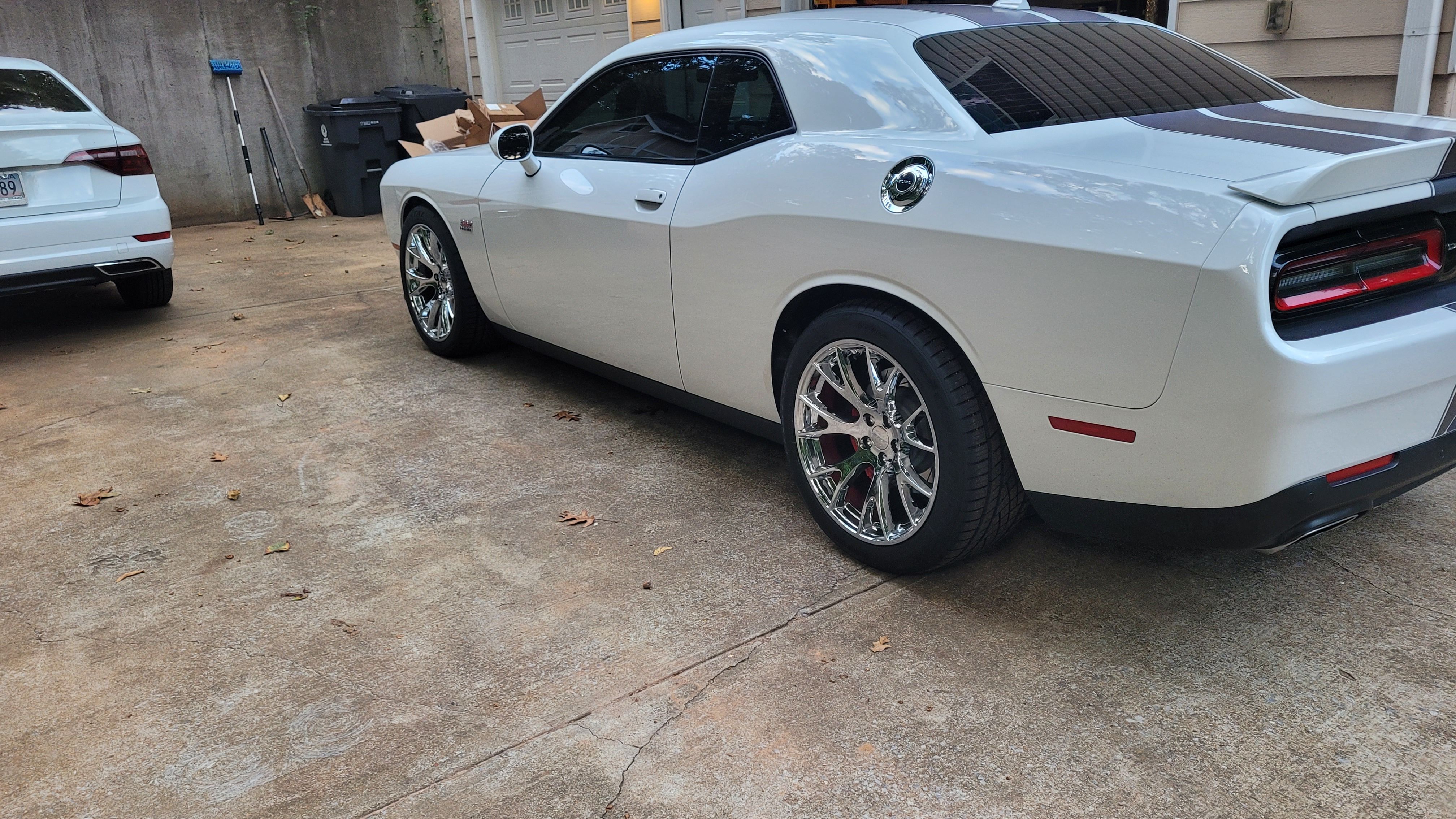 Used 2016 Dodge Challenger SRT w/ Technology Group RWD image 10