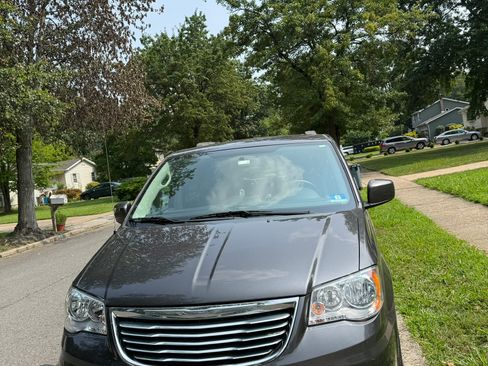 Used 2016 Chrysler Town & Country Touring FWD image 12
