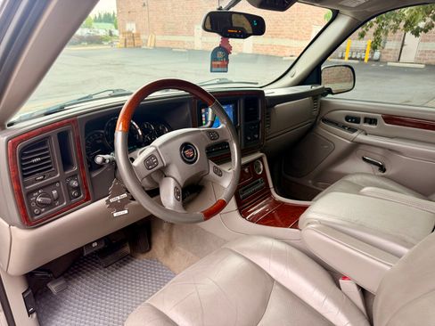 Used 2005 Cadillac Escalade ESV AWD image 12