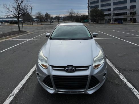 Used 2012 Ford Focus SE w/ SE Winter Pkg image 2