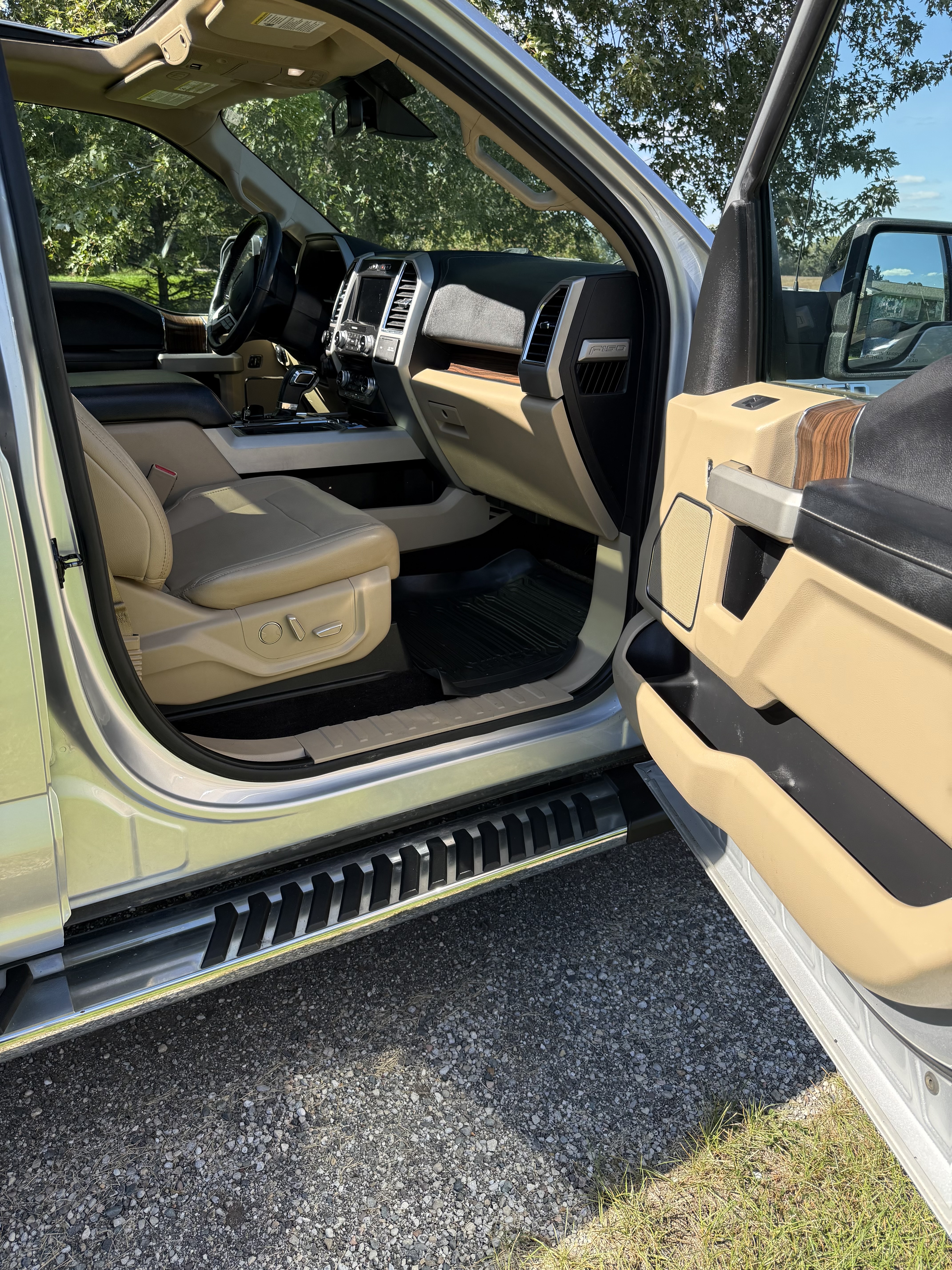 Used 2017 Ford F150 Lariat w/ Equipment Group 502A Luxury AWD/4WD image 22