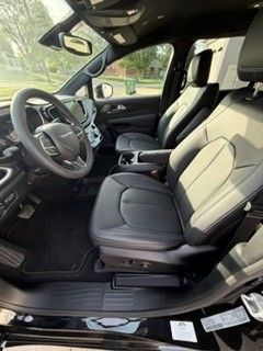 Used 2025 Chrysler Voyager LX FWD image 10