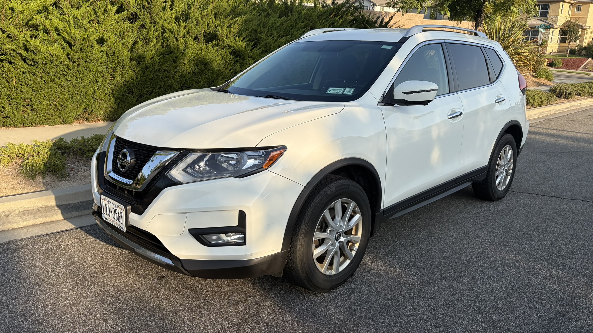 Used 2017 Nissan Rogue SV w/ SV Premium Package AWD/4WD image 1