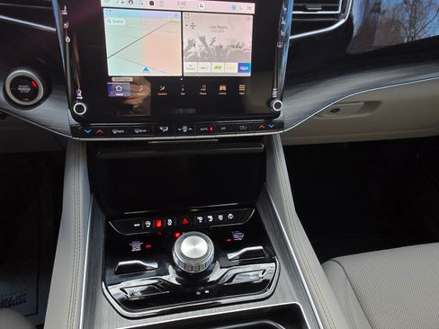 Used 2023 Jeep Wagoneer L Series III w/ Premium Group I image 14