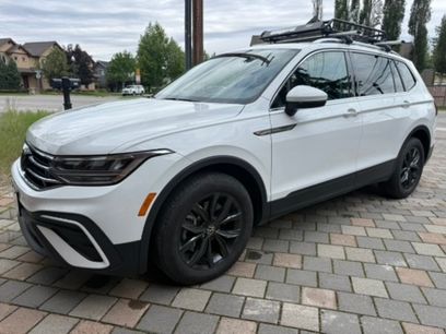 Used 2024 Volkswagen Tiguan SE w/ Panoramic Sunroof Package