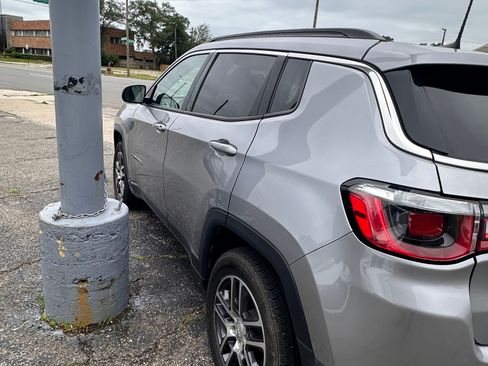 Used 2018 Jeep Compass Latitude w/ Popular Equipment Group AWD/4WD image 6