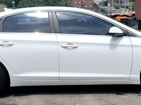 Used 2016 Hyundai Sonata SE image 1
