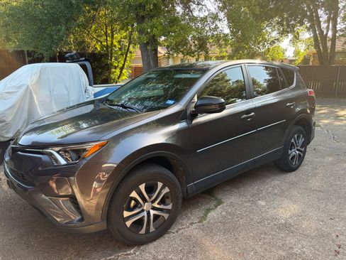 Used 2018 Toyota RAV4 LE FWD image 15