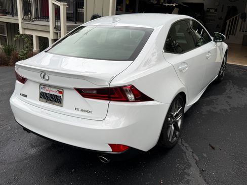 Used 2016 Lexus IS 200t image 4