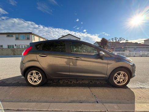 Used 2019 Ford Fiesta SE image 2