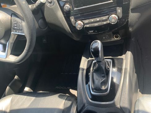 Used 2019 Nissan Rogue SV image 9