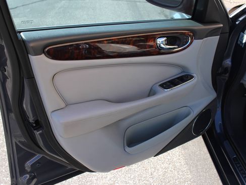 Used 2004 Jaguar XJ8 RWD image 15