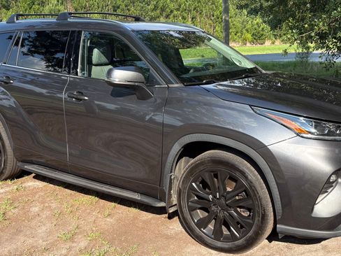 Used 2021 Toyota Highlander Limited AWD/4WD image 2