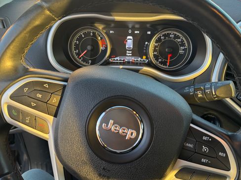 Used 2017 Jeep Cherokee Trailhawk image 6