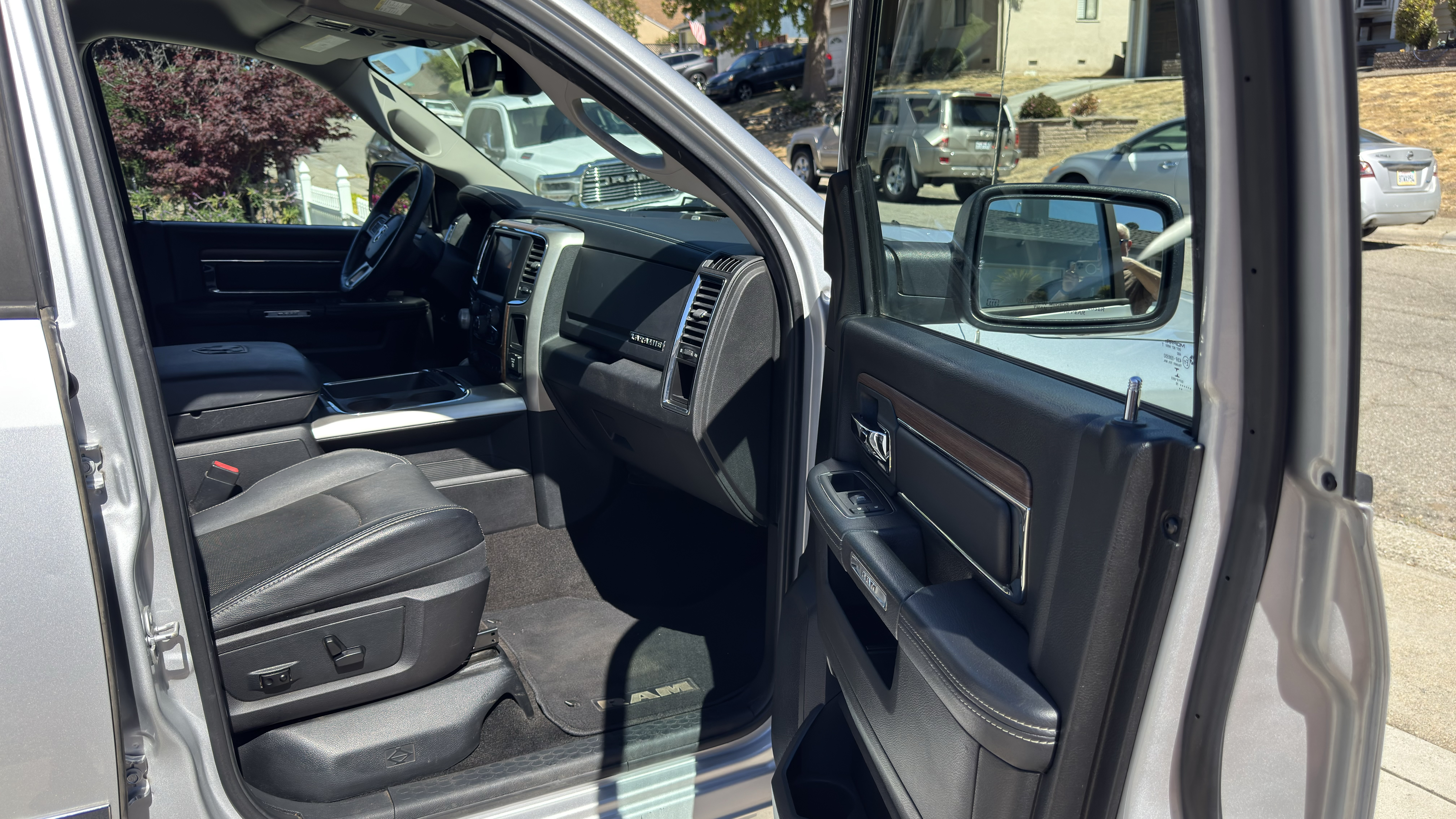 Used 2016 RAM 1500 Laramie AWD/4WD image 11