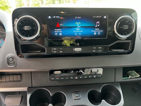 Used 2024 Mercedes-Benz Sprinter 2500 image 12