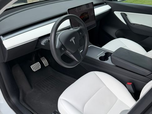 Used 2022 Tesla Model Y Performance AWD/4WD image 9