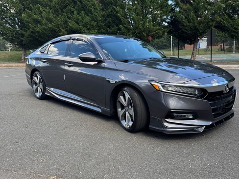 Used 2018 Honda Accord Touring image 2