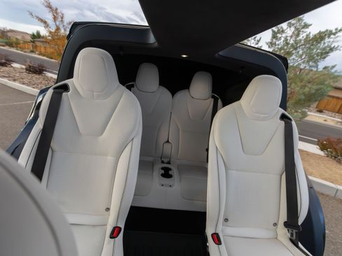 Used 2022 Tesla Model X Plaid image 11