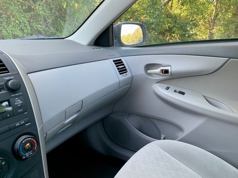 Used 2009 Toyota Corolla FWD image 9