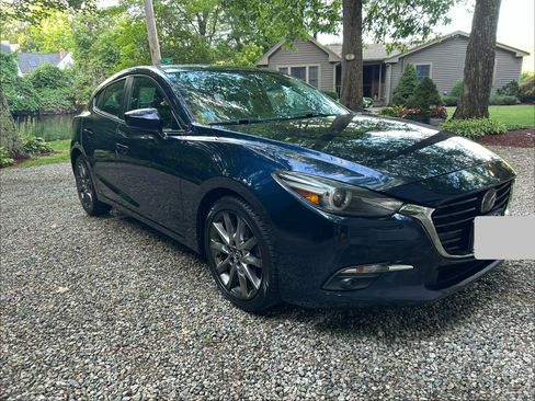 Used 2018 MAZDA MAZDA3 Grand Touring w/ Premium Equipment Package FWD image 4