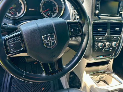 Used 2017 Dodge Grand Caravan SXT FWD image 11